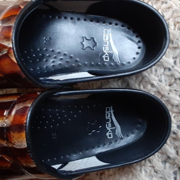 Dansko Size 38 Clogs Brown Snake Pattern - Picture 4 of 6